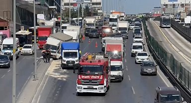 Beylikdüzü'nde kamyonet aydınlatma direğine çarptı; trafik durma noktasına geldi