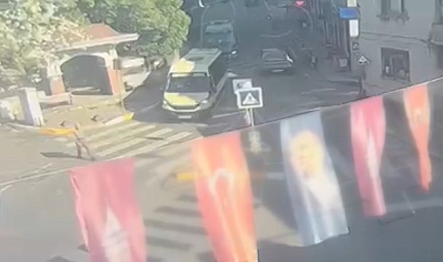 Beyoğlu'nda minibüsün çarptığı yaya hayatını kaybetti; kaza kamerada