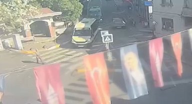 Beyoğlu'nda minibüsün çarptığı yaya hayatını kaybetti; kaza kamerada