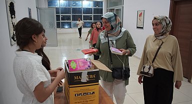 Bilet yerine kitap bağışıyla tiyatro izlediler