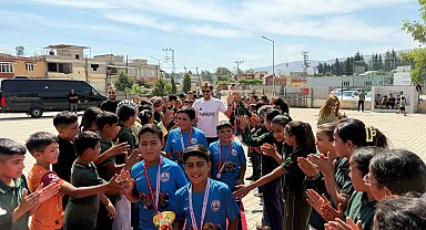 Bocce bowlingde derece yapan öğrencilere kırmızı halıda karşılama