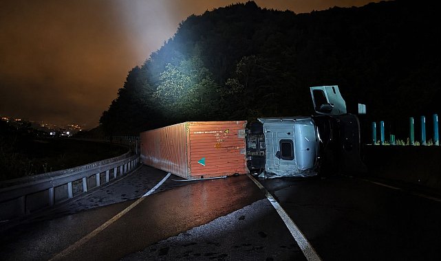 Bolu Dağı'nda askeri mühimmat yüklü TIR devrildi; şoför hafif yaralı