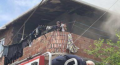 Boş binada yangın çıktı, bitişik evdeki anne ile kızı dumandan etkilendi