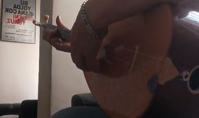 Boşanmayı davul zurna ile kutlayan kadının eski eşi de bağlama çaldı