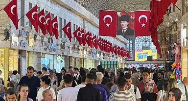 Bursa Milli maça hazır; Kapalı Çarşı’da bayrak resitali