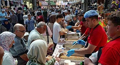 Bursa'nın merkezinde 5 bin kişiye aşure ikramı
