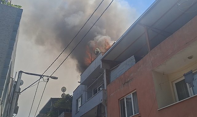 Bursa'da çatı katında çıkan yangın kamerada