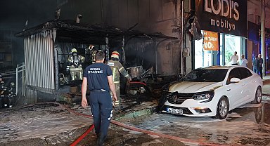 Bursa'da depoda çıkan yangın, park halindeki otomobile sıçradı