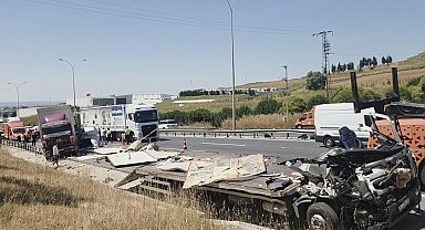 Büyükçekmece'de 4 aracın karıştığı zincirleme kaza Havadan görüntüyle