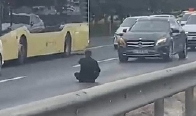 Büyükçekmece'de D-100'de elinde bıçakla polisi harekete geçirdi; trafik yoğunluğu oluştu
