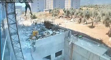 Çalıştığı inşaatta iskeleden düşen işçi ağır yaralandı; olay kamerada