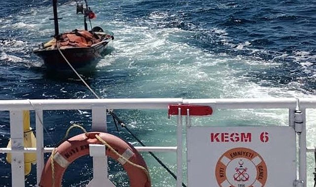 Çanakkale Boğazı'nda sürüklenen tekne kurtarıldı