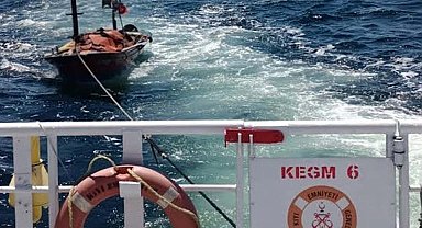 Çanakkale Boğazı'nda sürüklenen tekne kurtarıldı