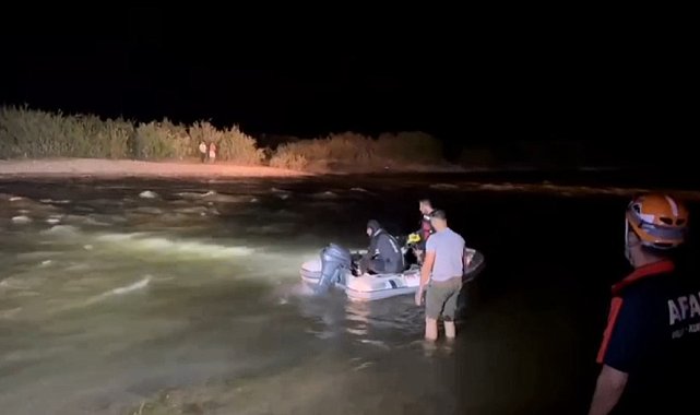 Çayda mahsur kalan 3 kişi botla kurtarıldı