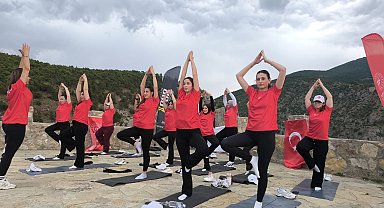 Cehennem Deresi Kanyonu'nda yoga yaptılar