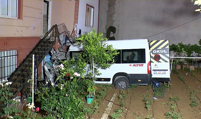 Çekmeköy'de servis minibüsü evin bahçesine uçtu: 1 yaralı
