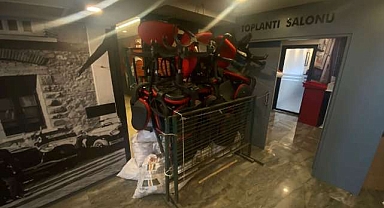 CHP Bursa İl Binasında Barikatlı Bekleyiş