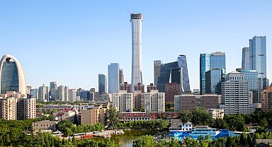 Çin'in başkenti Pekin'de küçük bir uçak gökdelene çarptı
