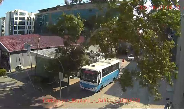 Çınar ağacı halk otobüsünün üzerine devrildi; o anlar kamerada