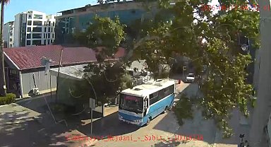 Çınar ağacı halk otobüsünün üzerine devrildi; o anlar kamerada