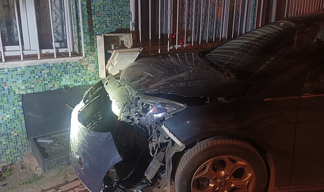 Cipin çarptığı otomobil savrularak doğal gaz kutusuna hasar verdi; binalar tahliye edildi