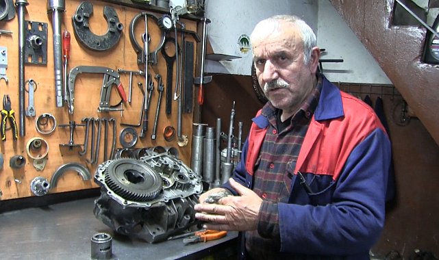 Çıraklıktan başladığı oto tamirciliğinde yarım asrı aştı