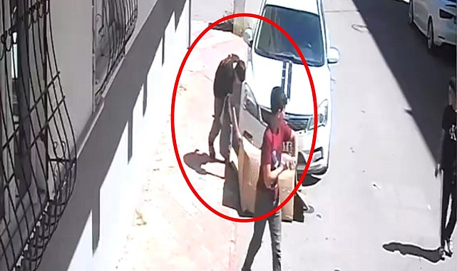 Çocuğun yaktığı karton, otomobili tutuşturdu; o anlar kamerada