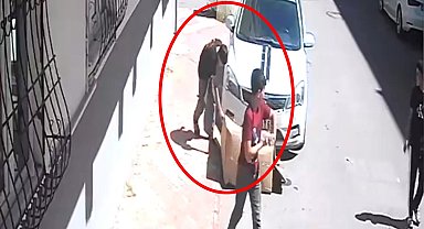 Çocuğun yaktığı karton, otomobili tutuşturdu; o anlar kamerada