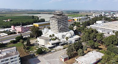 Çukobirlik'in 48 yıllık 16 katlı hizmet binası, 420 kilogram dinamitle patlatılarak yıkıldı