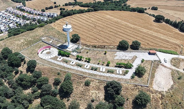 Dardanos Tabyası, düşman gemileri tarafından doğrudan vurulamaması için antik kent üzerine inşa edilmiş