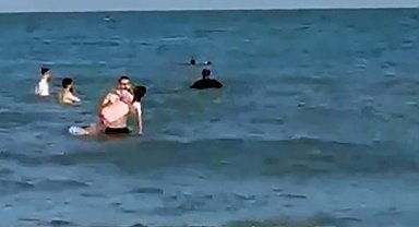Denizde boğulma tehlikesi geçiren kız kardeşleri çevredekiler kurtardı