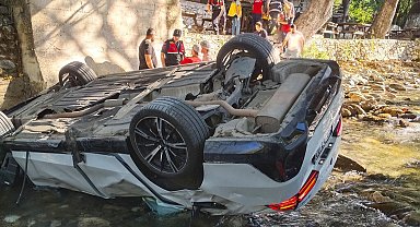 Dereye uçan otomobilin sürücüsü yaralandı