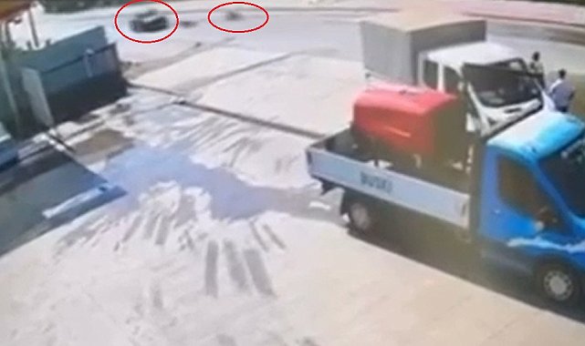 Devrilen motosikletin sürücüsü otomobilin altında kalmaktan son anda kurtuldu