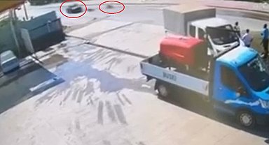 Devrilen motosikletin sürücüsü otomobilin altında kalmaktan son anda kurtuldu