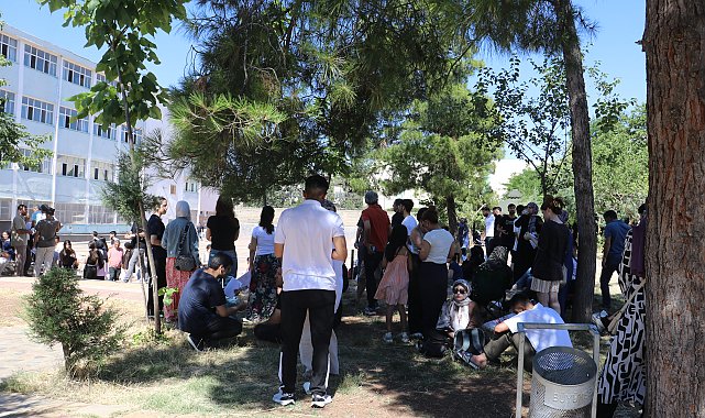 Diyarbakır'da AYT heyecanı; aileler okul önlerinde bekledi