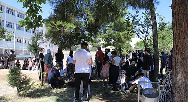 Diyarbakır'da AYT heyecanı; aileler okul önlerinde bekledi