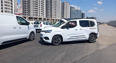 Diyarbakır'da otomobil ile hafif ticari araç çarpıştı: 7 yaralı