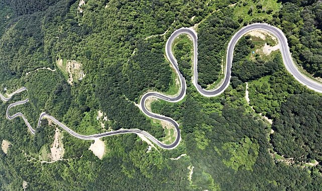 Domaniç Dağları'na uzanan 'kıvrımlı yollar'ın eşsiz manzarası dronla görüntülendi