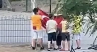 Düşen Türk bayrağına çocuklar sahip çıktı