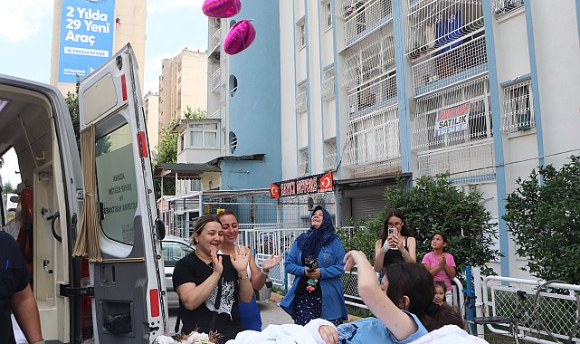 Ecrin, mucize kurtuluşun yaşandığı bina önünde pasta kesilip, balonlarla karşılandı