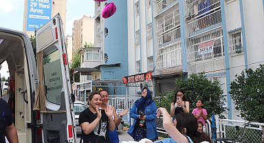 Ecrin, mucize kurtuluşun yaşandığı bina önünde pasta kesilip, balonlarla karşılandı