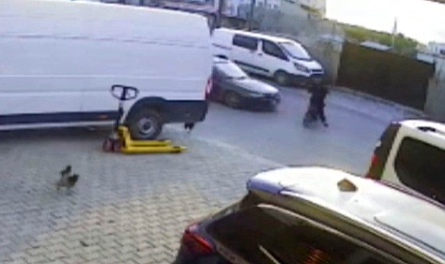 Elektrikli motosikletli çocuğun ağır yaralandığı kaza kamerada