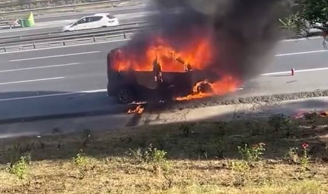 Esenyurt TEM Otoyolu'nda seyir halindeki hafif ticari araç alev alev yandı