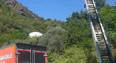 Ev taşıma sırasında yük asansörü elektrik hattının üzernie düştü; 2 ölü