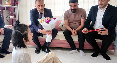 Evinde eğitim gören serebral palsili Elif 'in karnesini Vali Bozkurt verdi