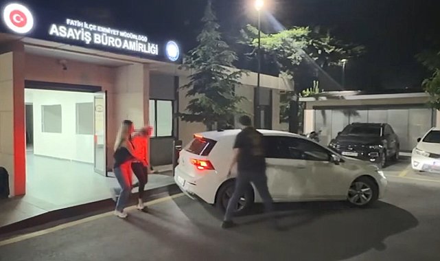 Fatih'te araçta eşini bekleyen Rumen turistin çantasını çalan şüpheli yakalandı