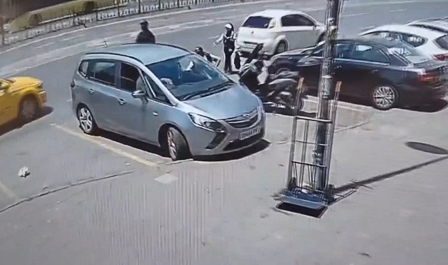 Fatih'te araçta eşini bekleyen Rumen turistin çantasını çaldılar; içindekileri alıp geri bıraktılar