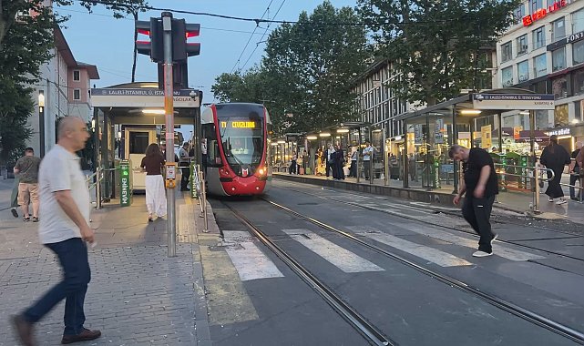 Fatih'te raylara düşüp tramvayın altında kalan çocuk öldü