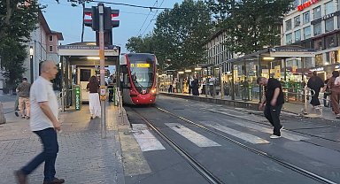 Fatih'te raylara düşüp tramvayın altında kalan çocuk öldü