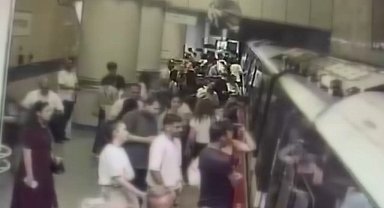 Gayrettepe Metrosu'nda cep telefonu hırsızlığı kamerada